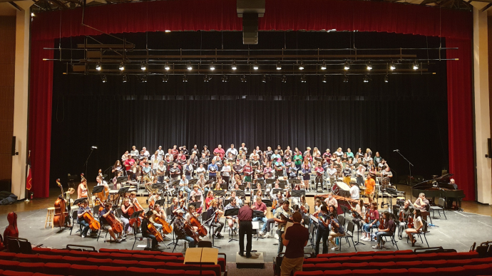 a wide shot of the choir and orchestra on stage at 澳门金沙线上赌博官网's 2023 合唱联盟 Concert