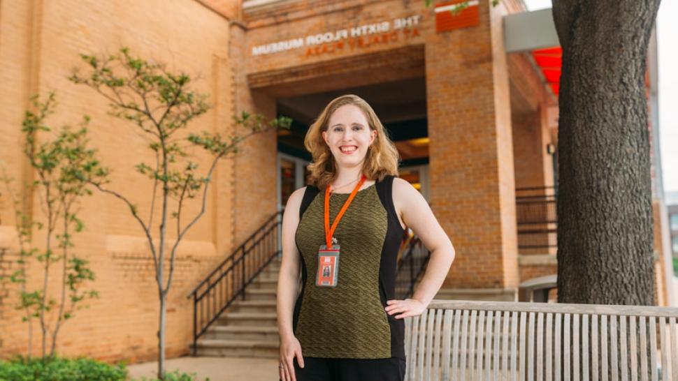 Alumna Stephanie 艾伦 at the entrance of the Sixth Floor Museum