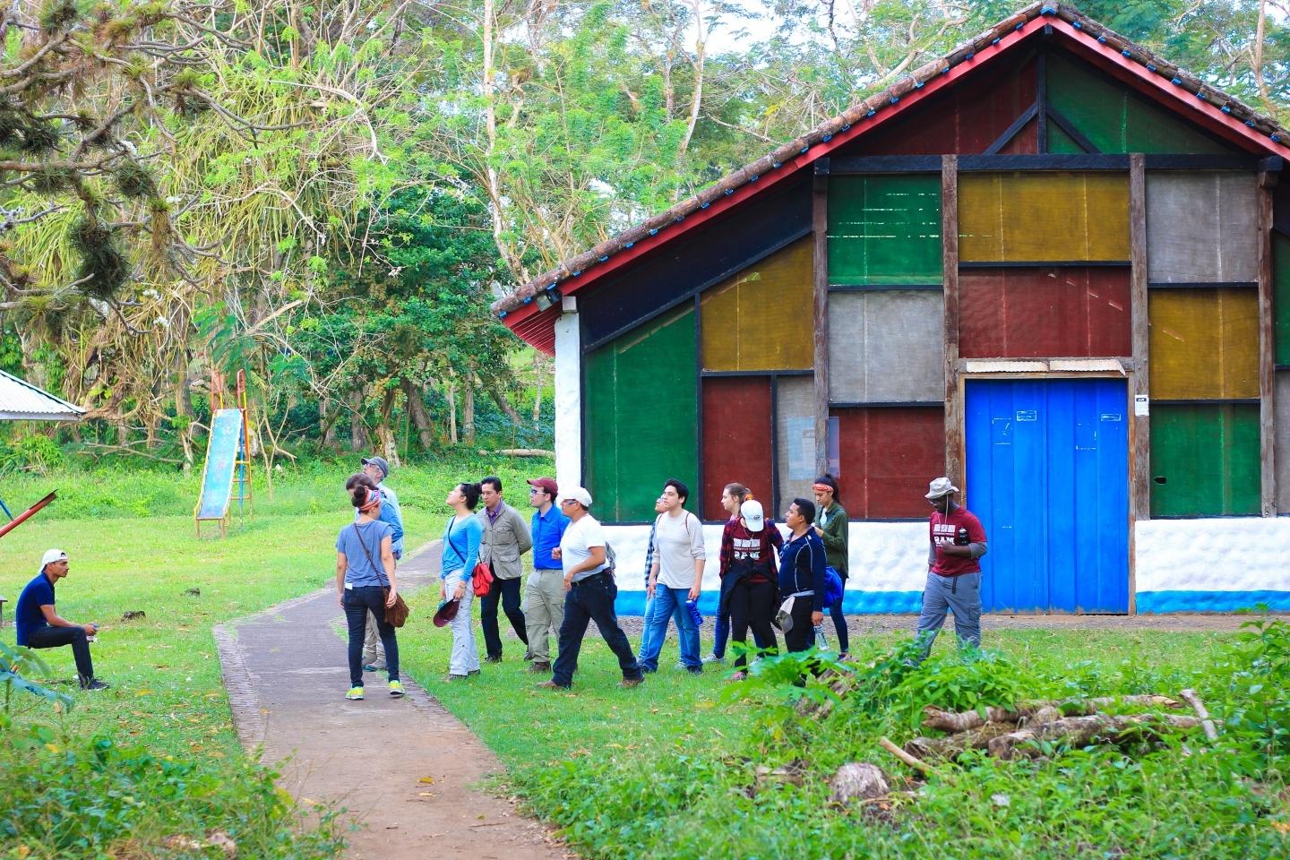 Group of students experiencing a new culture 和 a colorful building