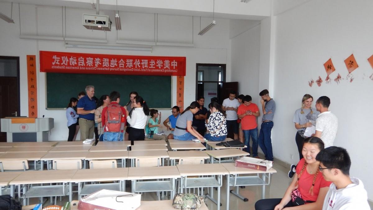 澳门金沙线上赌博官网 students gather with 中国人 students in a classroom while studying in China