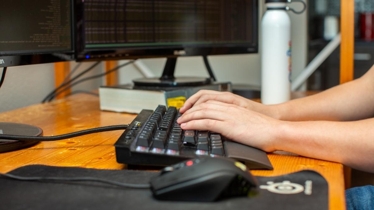 Students hands at a keyboard.